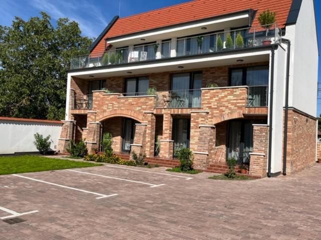 Castellum Apartmanház Gyula Exteriér fotografie